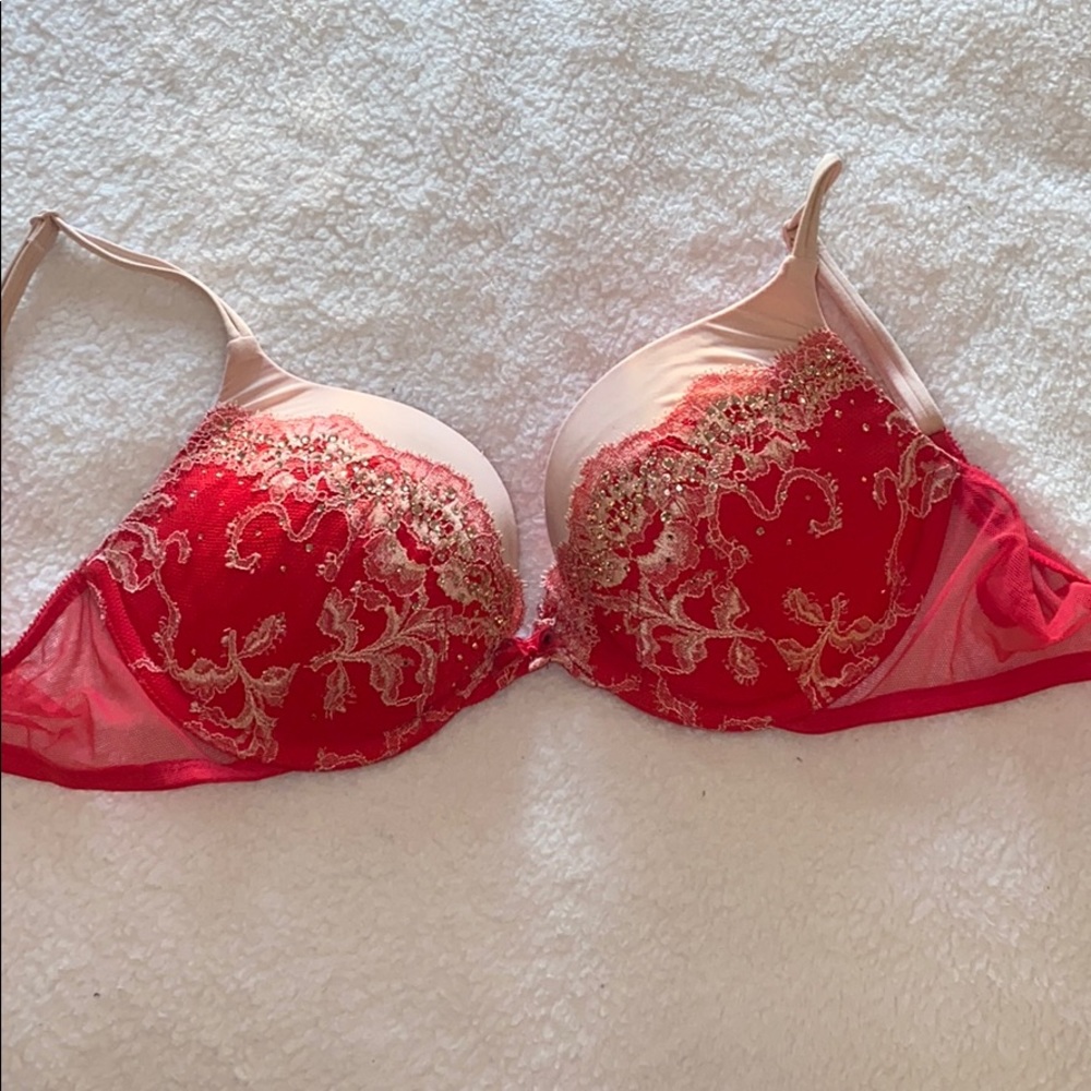 34 C VERY SEXY PUSH UP BRA RED W LACE DETAIL